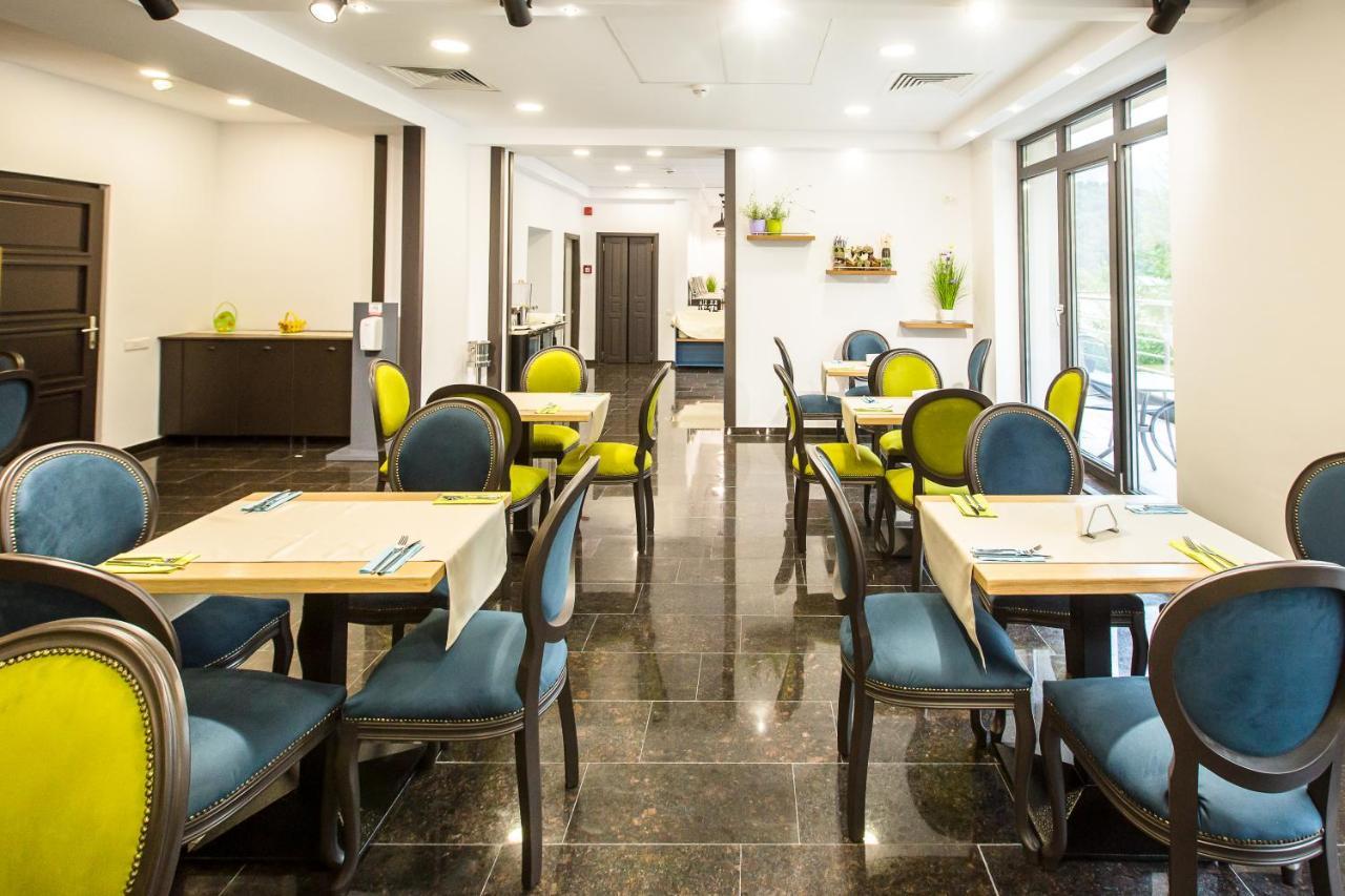Hotel Carpat Inn أَزوغا المظهر الخارجي الصورة